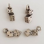 Pendente de dados de jogo em prata