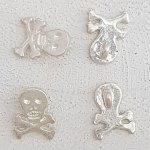 Pendente caveira e ossos cruzados N°22