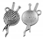 50 Charms pendentes novelo de lã agulhas de tricotar banhadas a prata