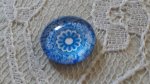 cabochão de vidro redondo 12mm flor azul 026 