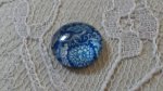 cabochão de vidro redondo 12mm flor azul 013 