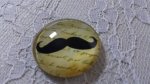 cabochão de vidro redondo 25mm bigode 020 