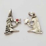 Pendente signo do zodíaco Virgem em metal prateado N°03 com strass