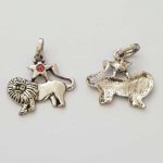 Pendente signo do zodíaco Leão Metal prateado N°03 com strass