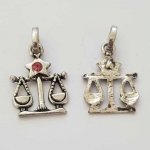 Pendente signo do zodíaco Libra Metal prateado N°03 com strass