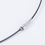 1 colar de fio rígido com cabo preto com fecho de rosca N°01