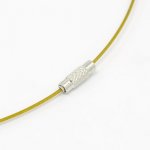 1 colar de fio rígido com cabo verde amarelo fecho de rosca N°01
