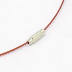 1 colar de fio rígido com cabo vermelho escuro fecho de rosca N°01