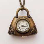 Relógio de bolsa em bronze antigo com corrente