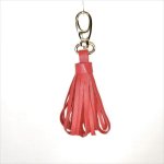 Jóia de bolsa com pompom de pele de cordeiro em cor-de-laranja vermelha.