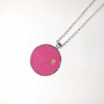 Pendente de latão e couro rosa, cabochão de pedra natural de quartzo rosa.