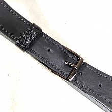 Ceinture pour Elle, cuir lisse et boucle métal coloris 'canon de fusil'.