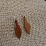 brincos jóias éticas em madeira artesanal de cerejeira encerada