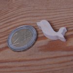 Figurinha de golfinho miniatura 2,5 x 2,7 cm em madeira, feita à mão