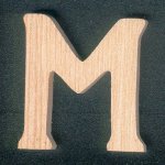 Letra M de madeira a ser pintada e colada a 5 m de altura