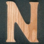 Letra N feita de madeira maciça para ser pintada e colada, feita à mão