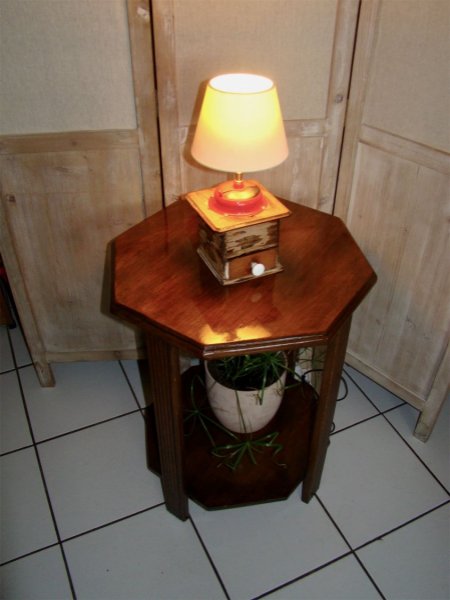 L&acirc;mpada moedora de caf&eacute; antiga vermelha 