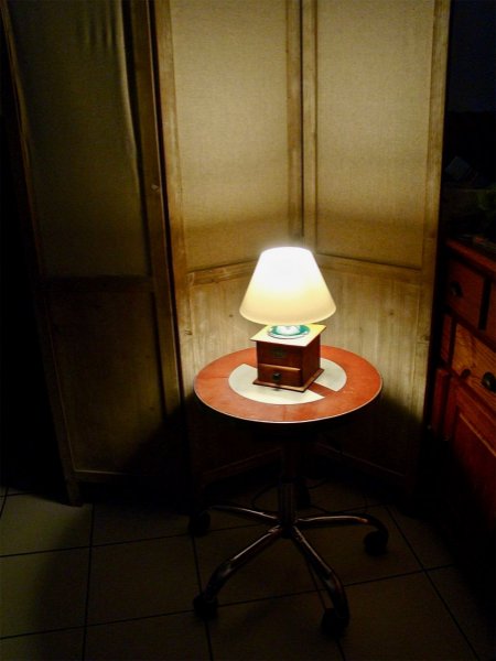 L&acirc;mpada velha de moinho de caf&eacute; verde