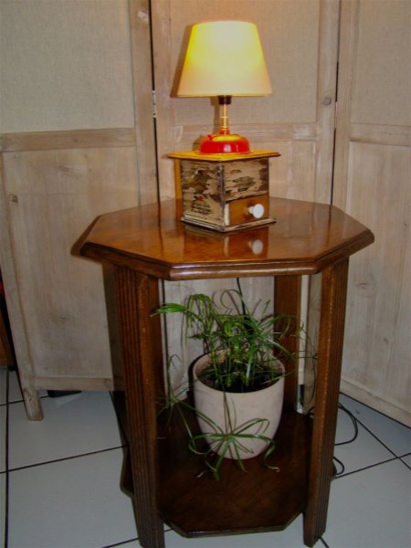 L&acirc;mpada moedora de caf&eacute; antiga vermelha 