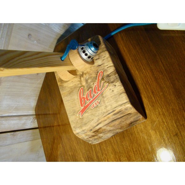 Candeeiro azul de mau gosto para rapaz maroto