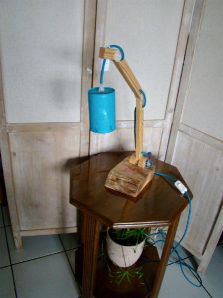 Candeeiro azul de mau gosto para rapaz maroto