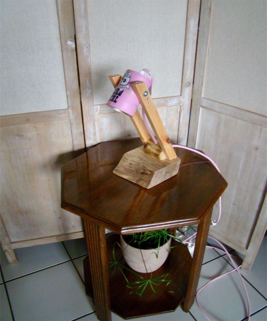 Candeeiro de secretária de menina má