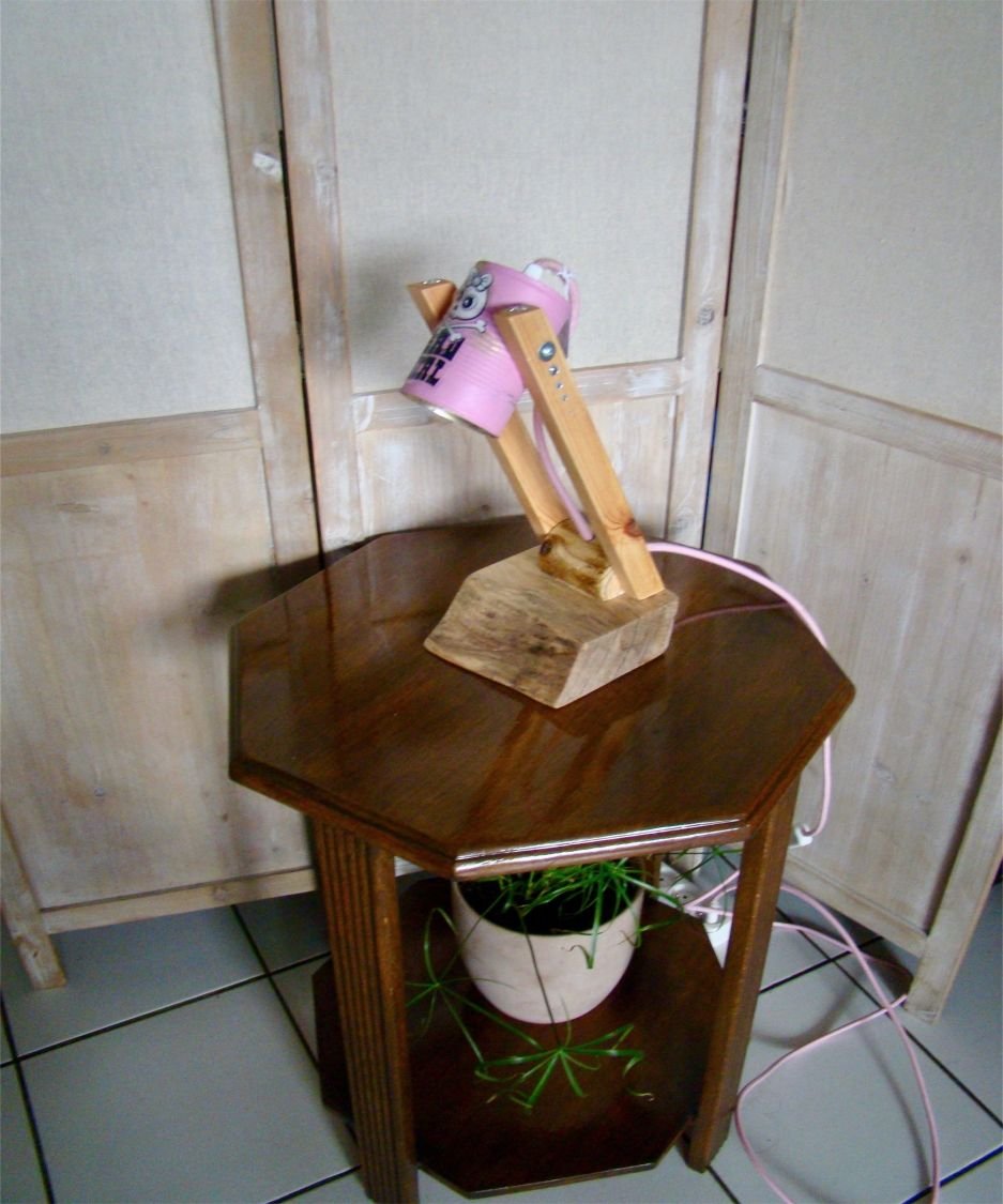 Candeeiro de secretária de menina má