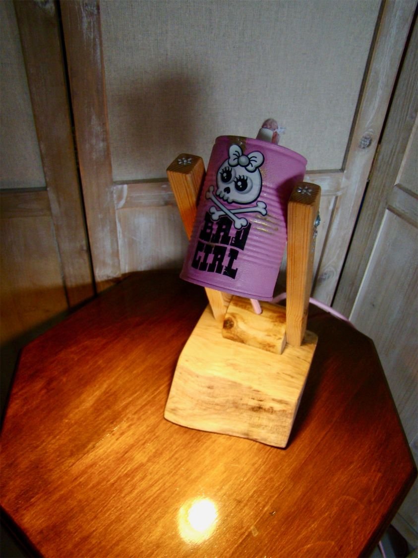 Candeeiro de secretária de menina má