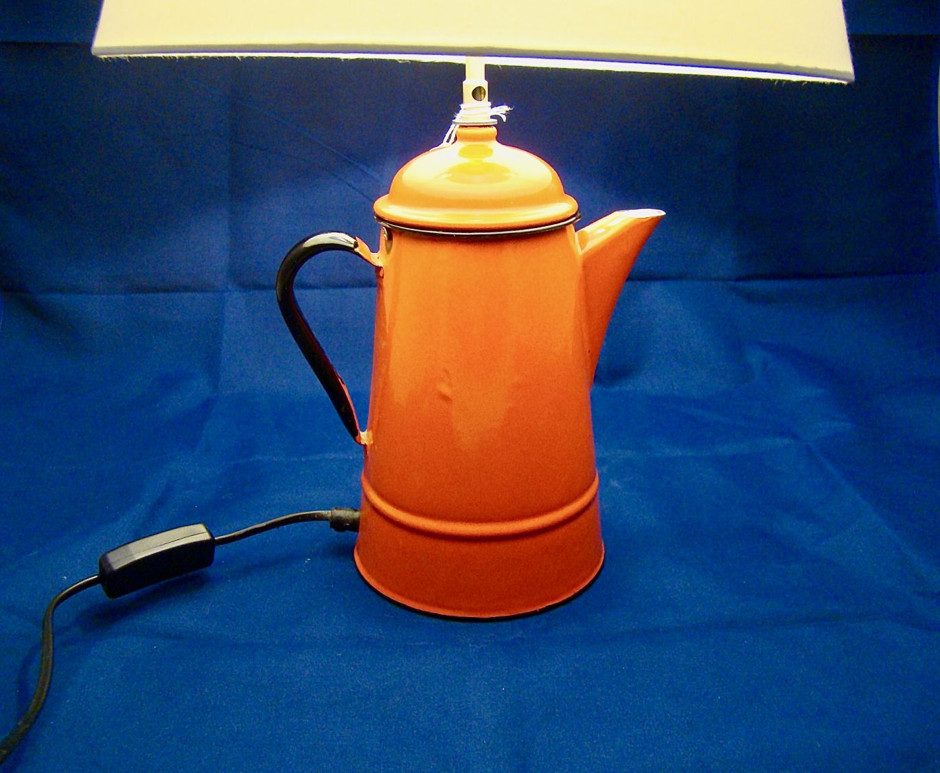 Lâmpada Cafetière vermelha, antiga, chapa esmaltada