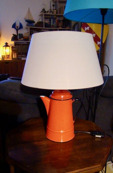 L&acirc;mpada Cafeti&egrave;re vermelha, antiga, chapa esmaltada