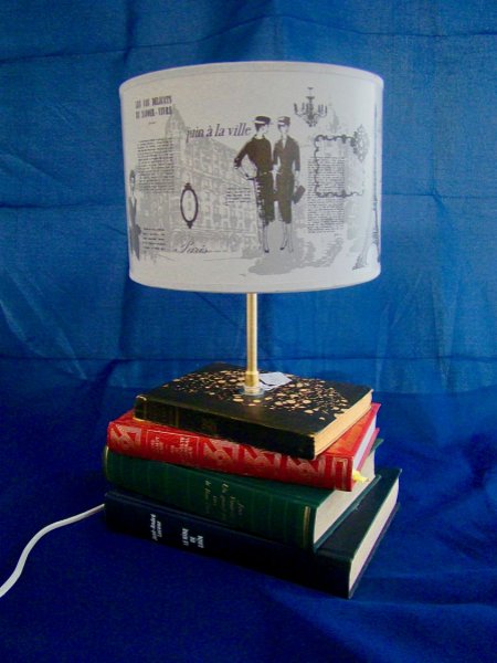 Candeeiro de livros antigos, de Paris