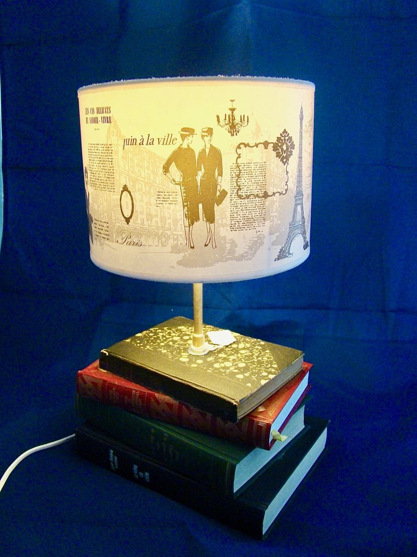 Candeeiro de livros antigos, de Paris