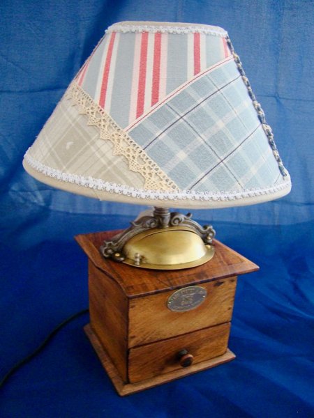 L&acirc;mpada moedora de caf&eacute; do estilo do pa&iacute;s