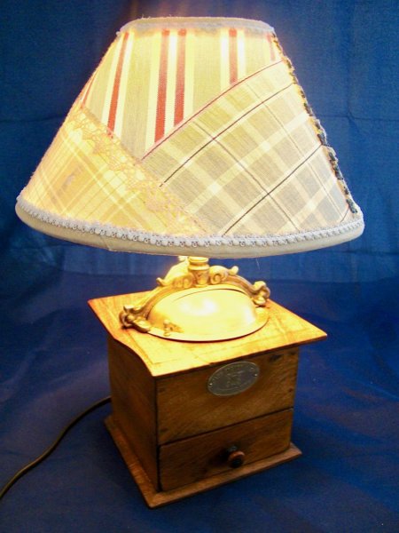 L&acirc;mpada moedora de caf&eacute; do estilo do pa&iacute;s