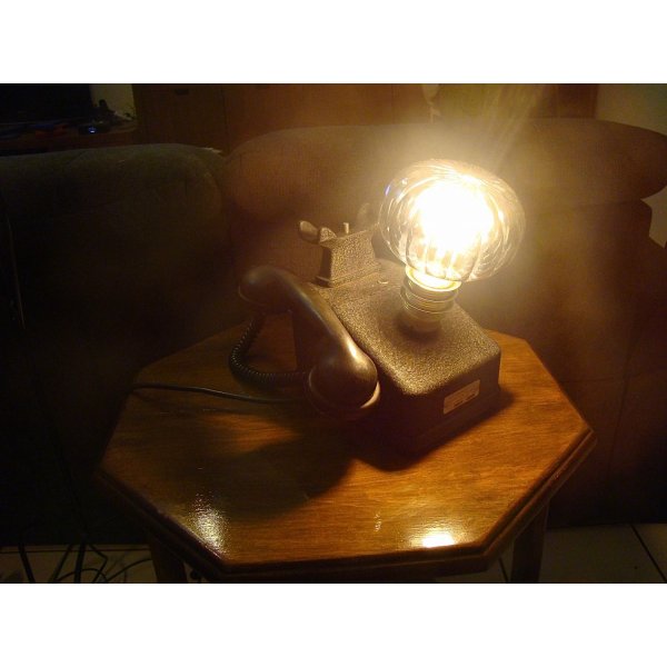 L&acirc;mpada telef&oacute;nica retrorreflectora steampunk
