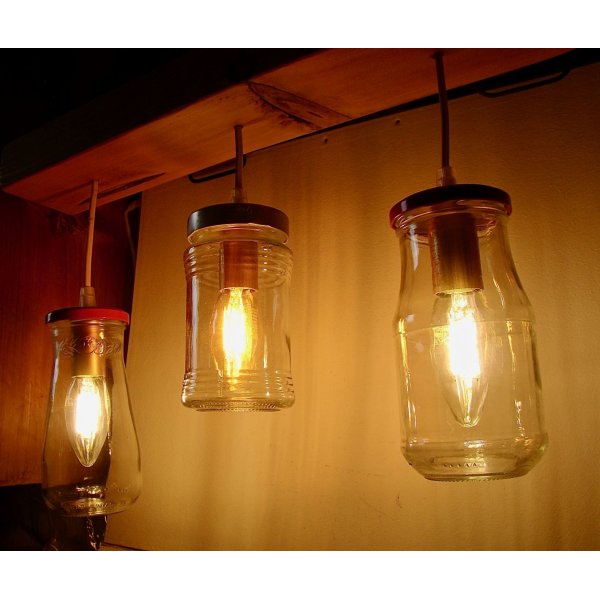 Pequeno candelabro com jarros reciclados e madeira.