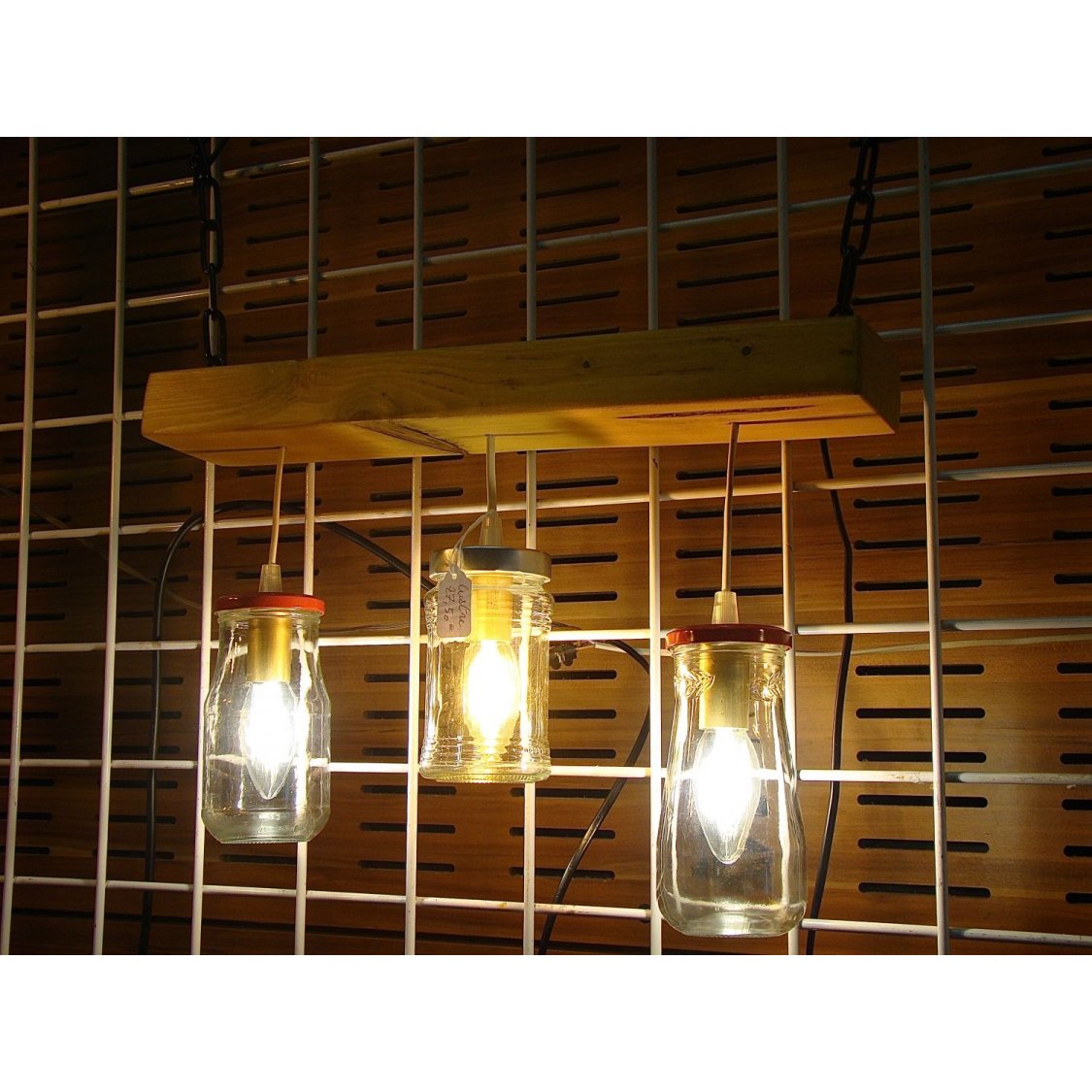 Pequeno candelabro com jarros reciclados e madeira.