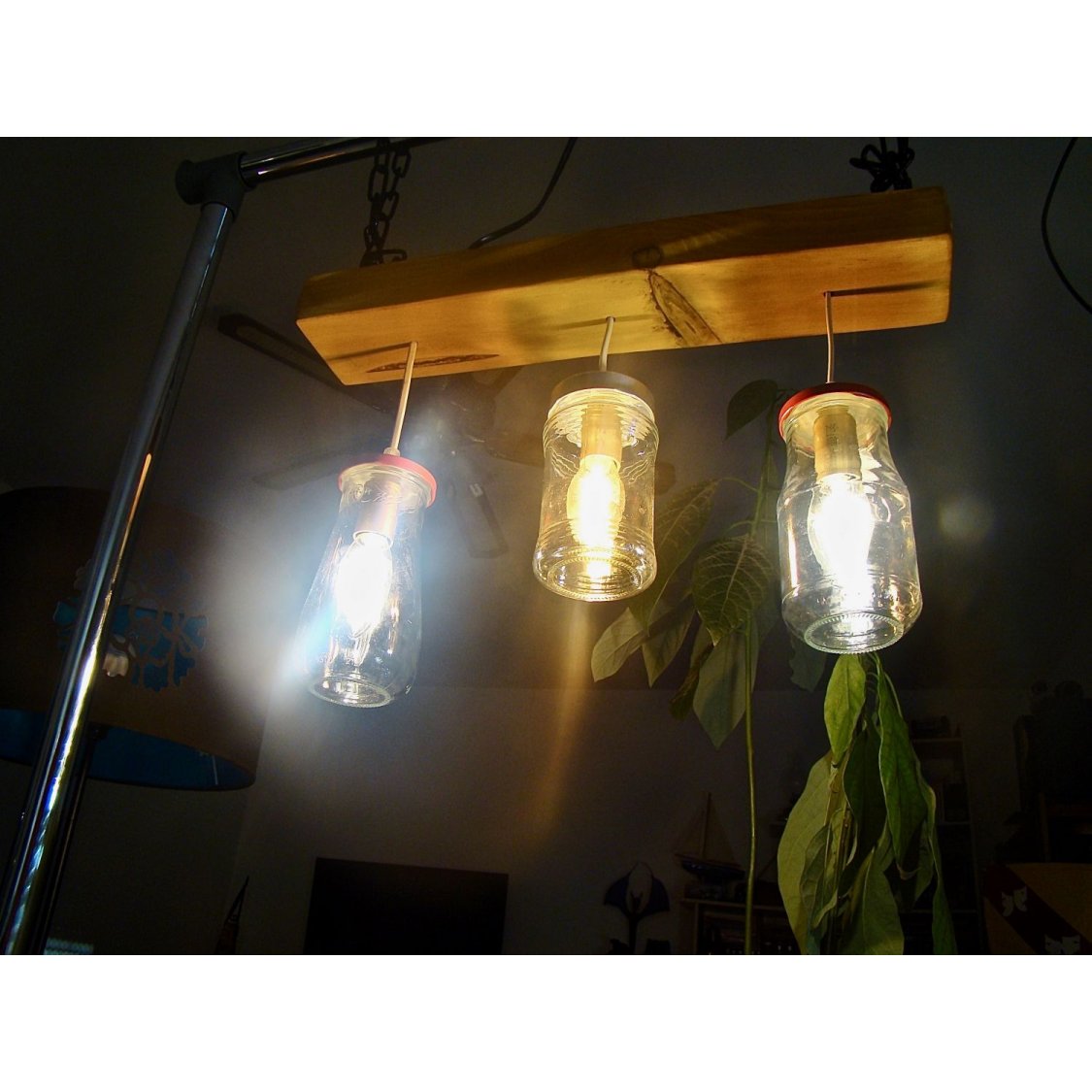 Pequeno candelabro com jarros reciclados e madeira.