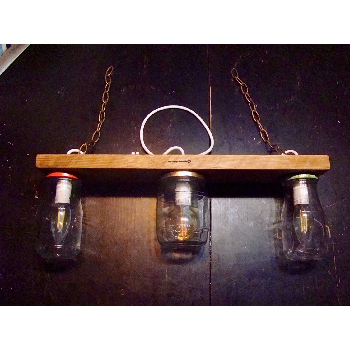 Pequeno candelabro com jarros reciclados e madeira.
