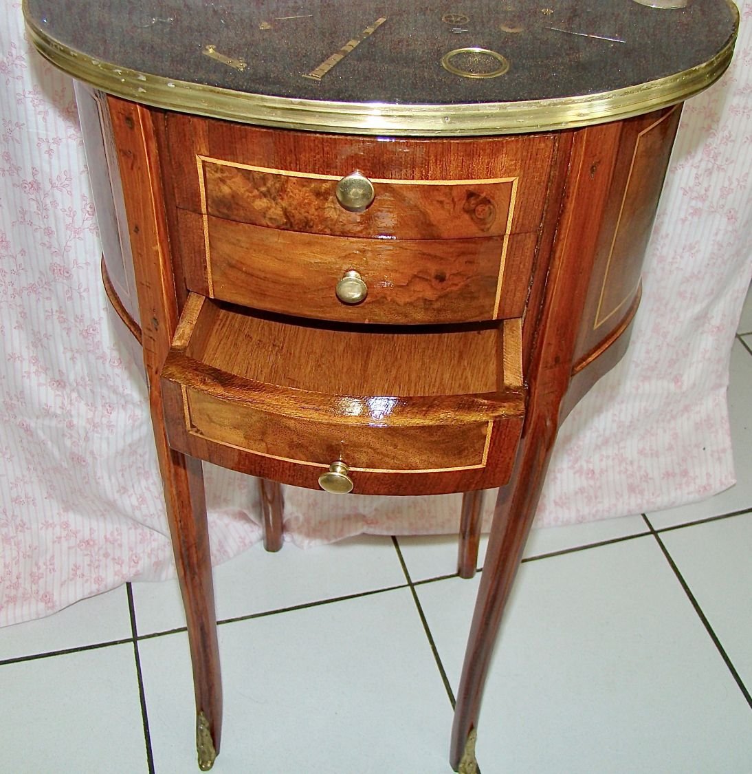 Cómoda pequena Tempus Fugit 