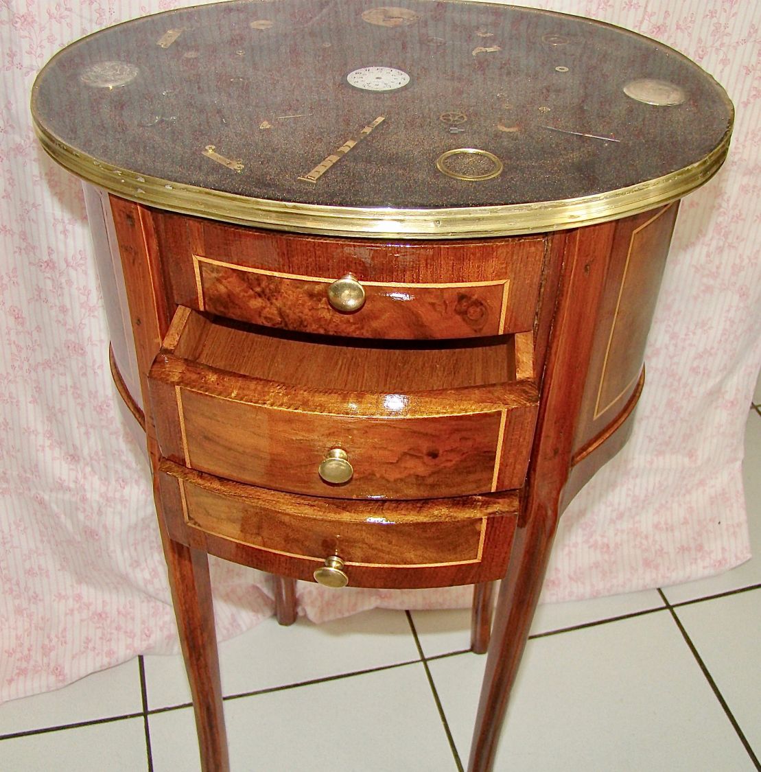 Cómoda pequena Tempus Fugit 