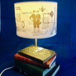 Candeeiro de livros antigos, de Paris