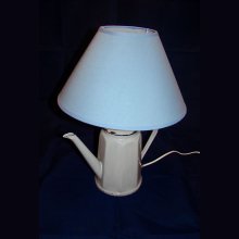 Candeeiro antigo de cafeteira em chapa esmaltada