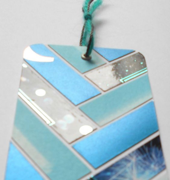 Onglet, signet, bleu-nuit argent&eacute; (m&eacute;tallis&eacute;) et reflets brillants pour ce marque-pages de f&ecirc;tes de fin d'ann&eacute;e