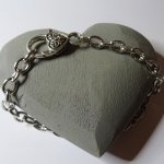 Bracelete corrente prateada grande fecho de coração 20 cm