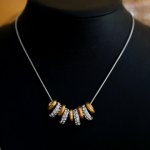 Colar com anéis de prata e ouro