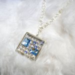 Pendente de medalhão quadrado com cabochões Swarovski