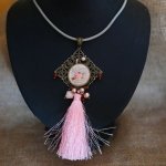 Pendente de cabochon Muffin gourmand com pompom rosa