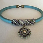 Collier cuir et pendentif  en perles Violet/vert en Kit