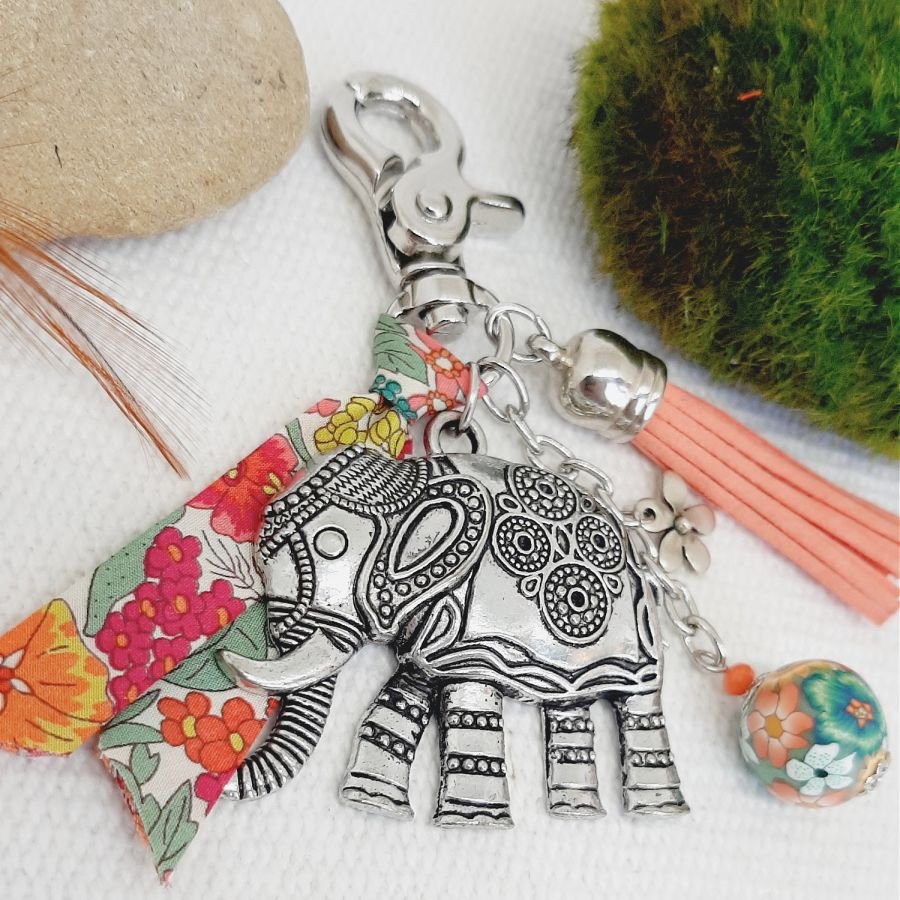 Jóia de bolsa com grande pingente de elefante de prata antiga e fita a condizer para um design único